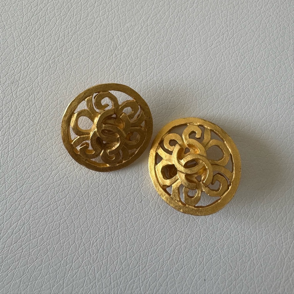 CHANEL RARE 24K Gold plated CC Earrings in Excellent Condition - Picture 2 of 6